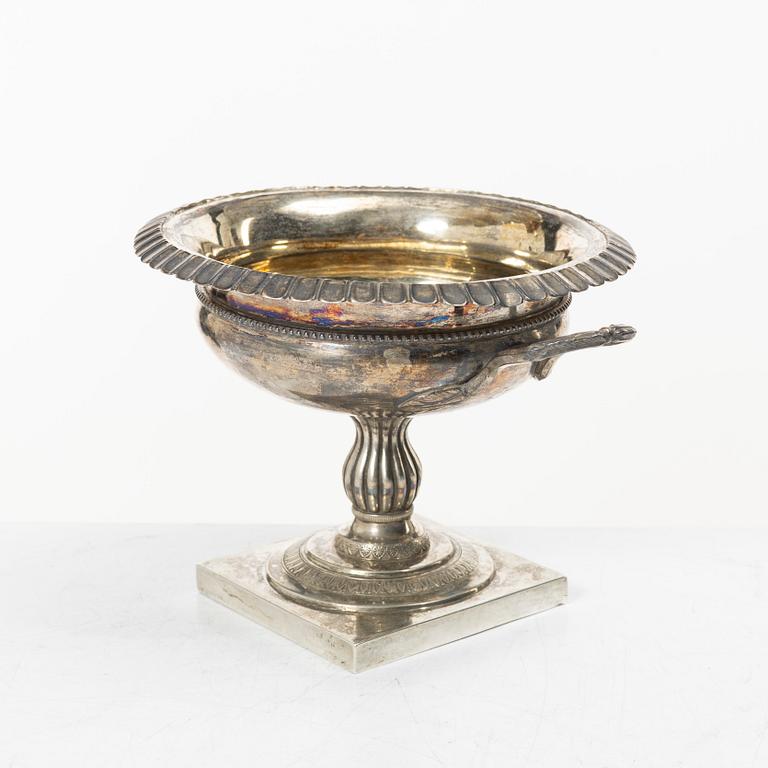 Skål på fot, silver, empire, 1800-talets första hälft, troligen Tyskland.