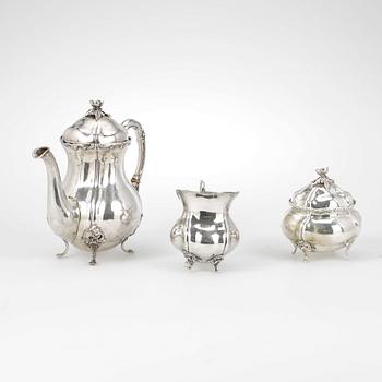 SERVIS, 3 delar, silver, nyrokoko, 1900-talets första hälft. Vikt ca 1169 gram.