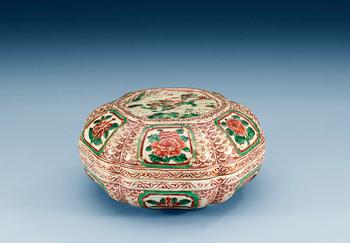 1328. An enamelled box with cover, Ming dynasty (1368-1644), with Wanli's six character mark.