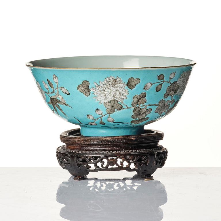 A turquoise-ground grisaille-painted 'Dayazhai' 'peony and chysanthemum' bowl, Qing dynasty, Guangxu period, circa 1876.