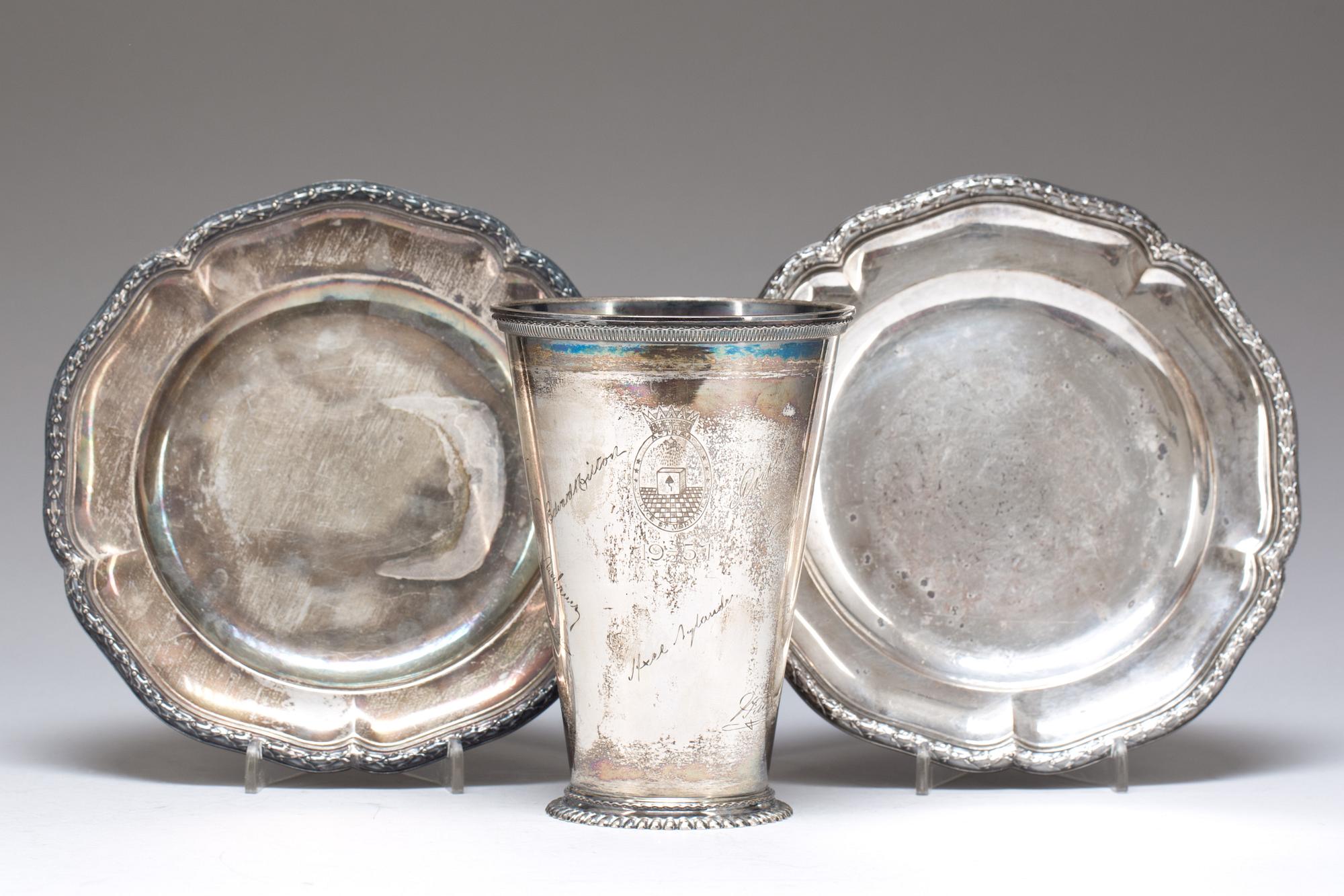 TALLRIKAR, ett par, och BÄGARE, silver.