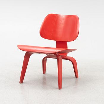 Charles & Ray Eames, fåtölj, "LCW", Vitra, daterad 2003.