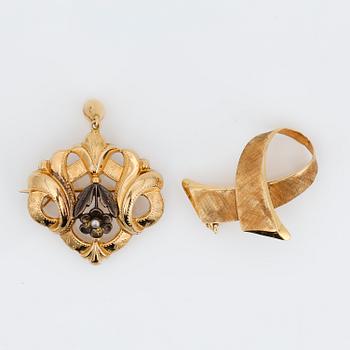 BROSCHER, 2 st, 18K guld, andra hälft 1900-tals. Vikt ca 5,77 g.