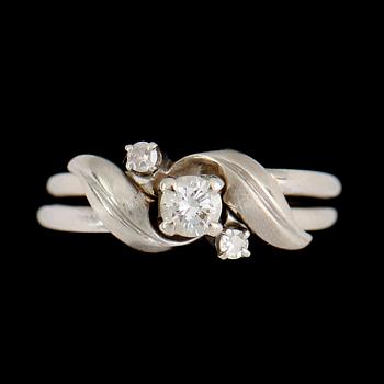 RING, 2 delar, 18 k vitguldmed 1 större och 2 mindre briljantslipade diamanter.