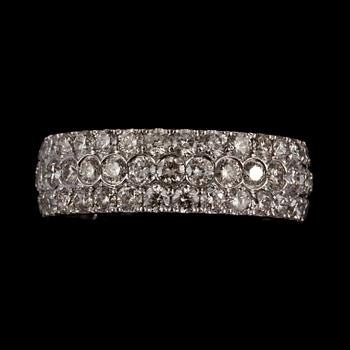 RING, 18k vitguld med 90 briljantslipade diamanter, totalt 3.26 ct. Vikt 4 g.