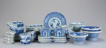 PARTI PORSLIN, ca 30 delar. Japan, 1900-talets första hälft.