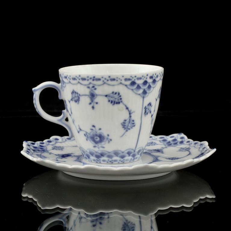 SERVISDELAR, 11 st, porslin, "Musselmalet", Royal Copenhagen.