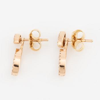 A pair of earrings in 18K rose gold with round brilliant-cut diamonds.