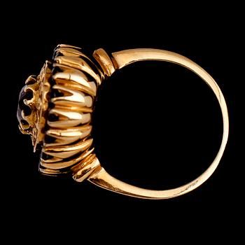 RING, 18 k guld och granater. Vikt ca 8 g.