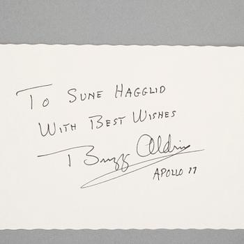 AUTOGRAFER AV ASTRONAUTER, 4 st, bla Neil Armstrong och Buzz Aldrin, egenhändiga.