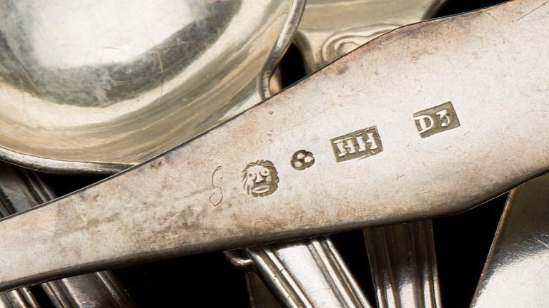 SKEDAR, 7 st. Silver, 1800-talets första hälft. Bland annat Johan Petter Hedman, Norrköping. Vikt ca 316 g.