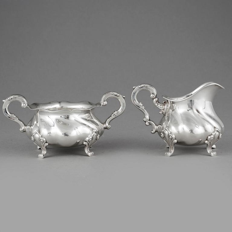 SOCKERSKÅL OCH GRÄDDKANNA, silver, rokokostil, 1900-tal. Vikt ca 211 gram.