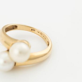 Ring in 18K gold with two cultured pearls.