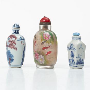 Snusflaskor, tre stycken, porslin och glas, Kina, 1900-tal.