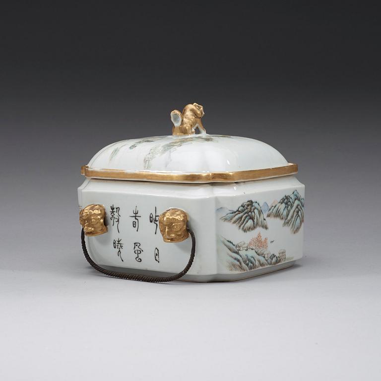MATBEHÅLLARE med LOCK och yttre VÄRMARE, porslin. Qingdynastin, Guangxu sex karaktärers märke och period (1875-1908).