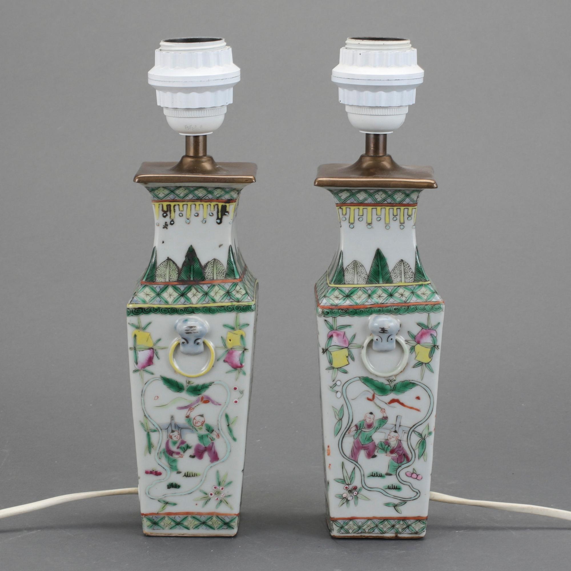 VASER/BORDSLAMPOR, ett par, porslin, Kina. 1900-tal.