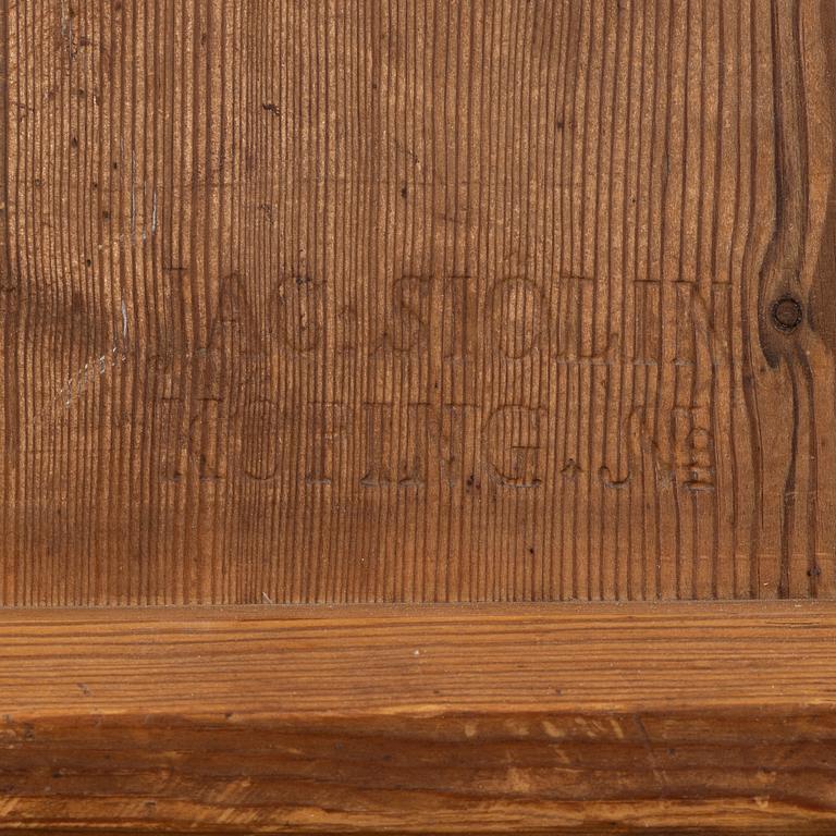 An alder veneered tilt-top table by Jacob Sjölin (Master 1767-1785, Köping and Kungsör).