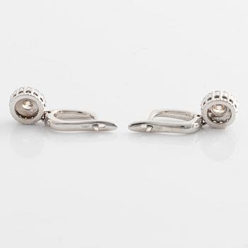 Earrings with light brown brilliant-cut diamonds.