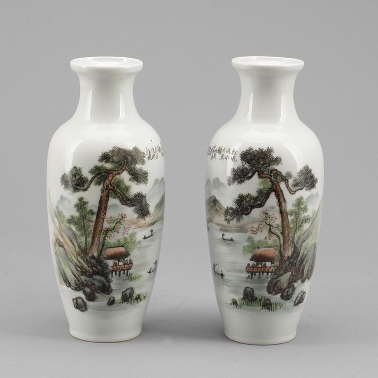 VASER, ett par, porslin, Kina, 1900-tal.