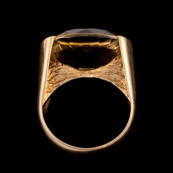 RING, 18k guld med fasettslipad citrin, Stigbert för Heribert Engelbert, Stockholm, 1949. Vikt 8 g.