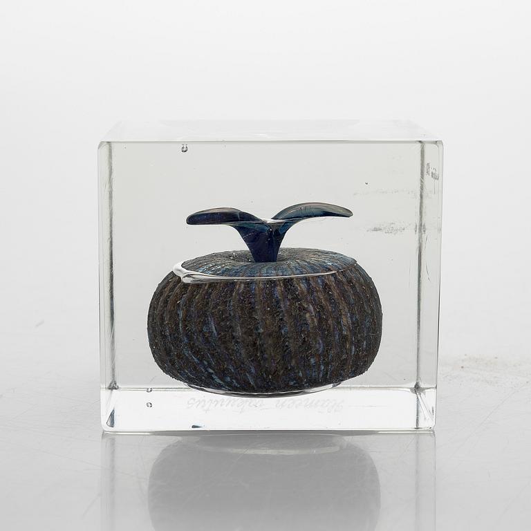 Oiva Toikka, annual glass cube 1980, signed Oiva Toikka Nuutajärvi 1980, 37/1000.