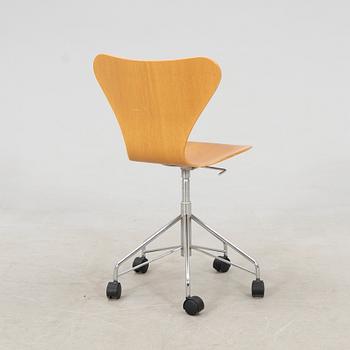 Arne Jacobsen, "Sjuan" desk chair for Fritz Hansen, latter part of the 20th century.