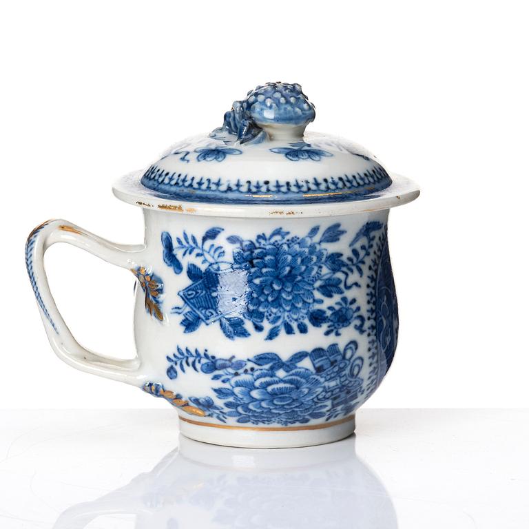 A pair of six armorial custard cups with covers, Qing dynasty, circa 1800.