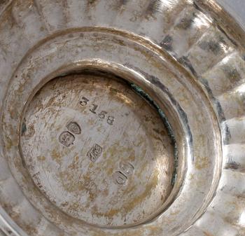 SOCKERSKÅL samt GRÄDDKANNA, silver, bla Jonathan Hayne London, 1829. Vikt ca 601 gram.