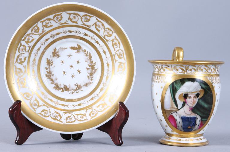 KOPP med FAT, porslin, empire, Berlin, sign Stockholm 1827.