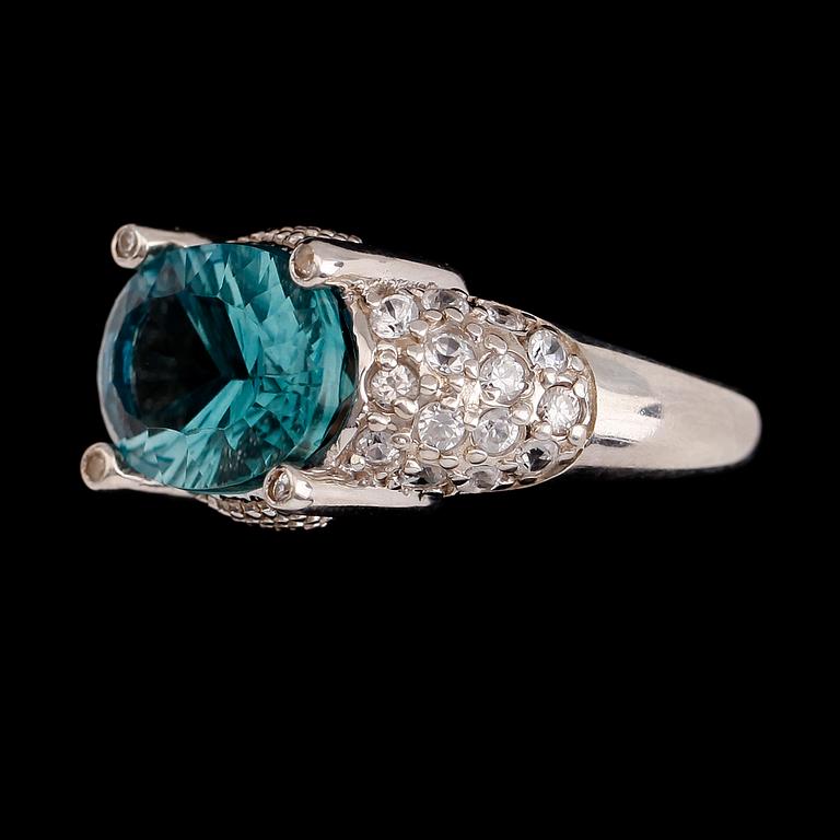 RING, sterlingsilver, vita topaser tot ca 1.17 ct, blågrön flourite ca 6.00 ct.