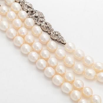 Helminauha, sterlinghopeaa, makeanvedenhelmiä ja timantteja.