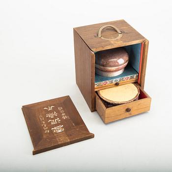 A Chinese porcelain Kangxi style 20th century box with lid.