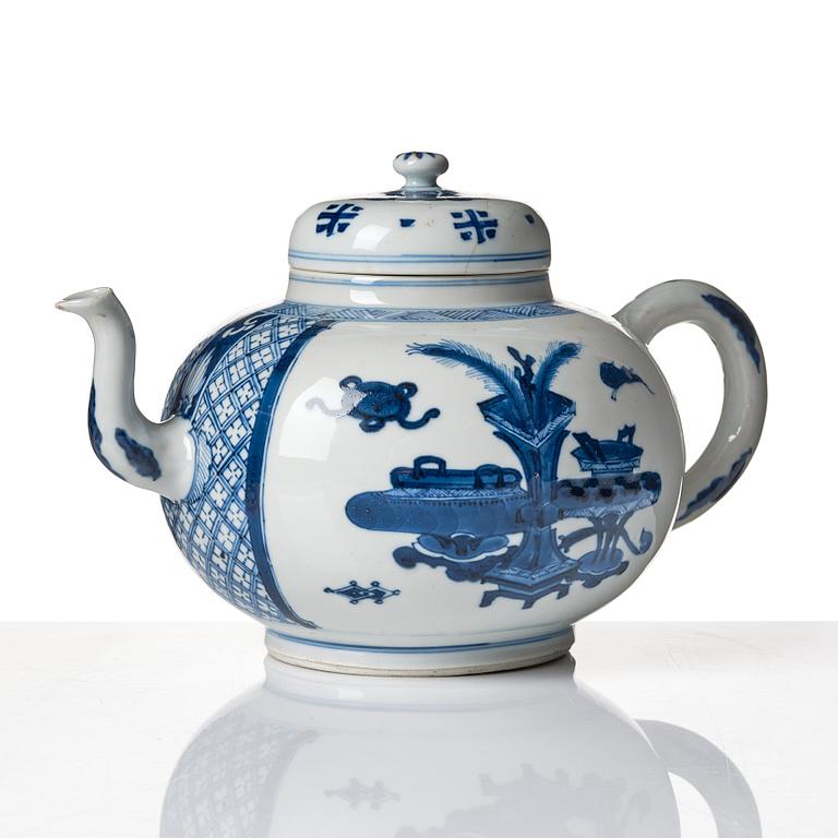 A blue and white water/punch pot, Qing dynasty, Kangxi (1662-1722).