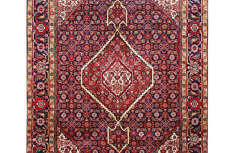 A Tabriz carpet, c. 293 x 195 cm.