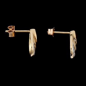 ÖRHÄNGEN, ett par, 18k guld med ovala rubiner tot ca 1.0ct samt briljantslipade diamanter tot ca 0.2ct. Tot vikt ca 4,6g.