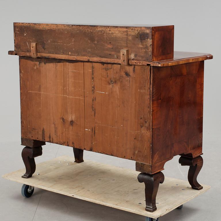 BYRÅ MED UPPSATS, senbarock, 1700-tal.
