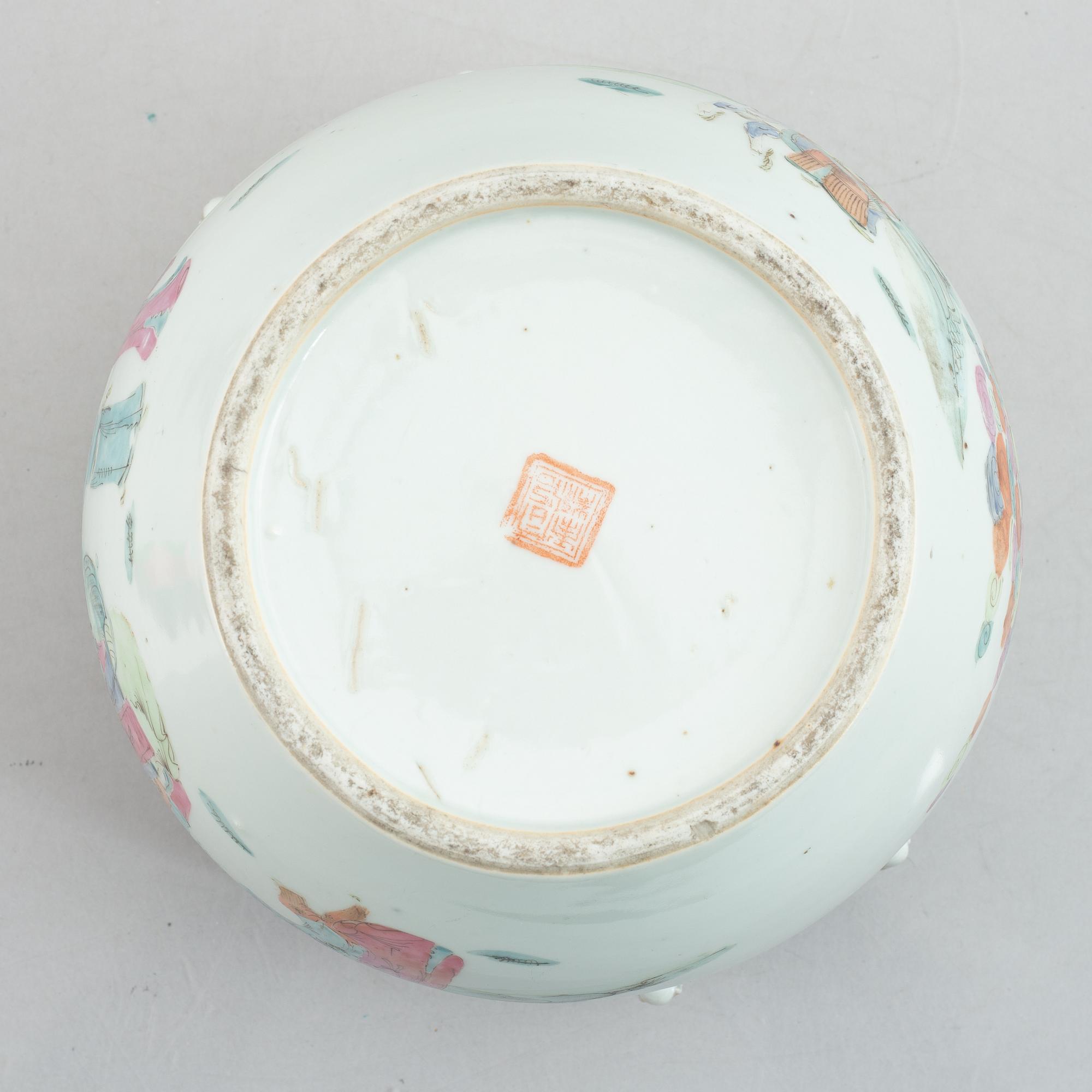 A famille rose tureen with cover, late Qing dynasty.