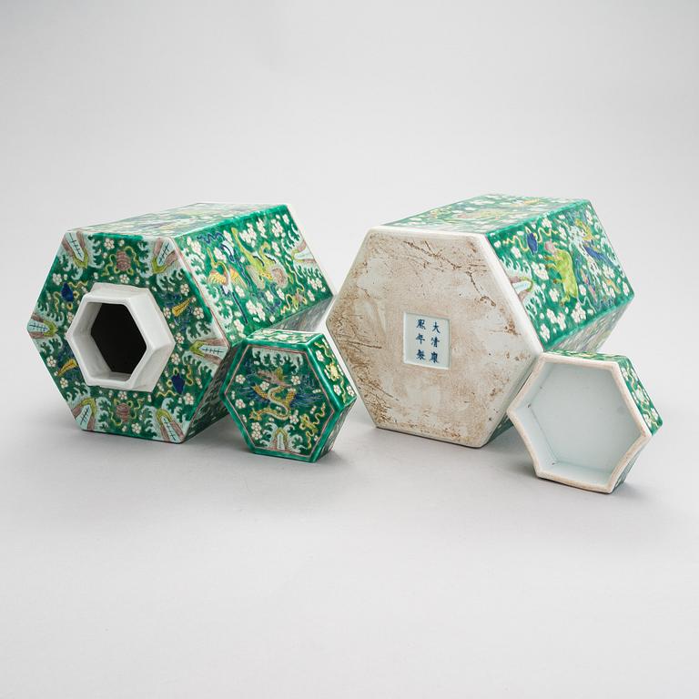 A pair of Chinese porcelain urns with lids, modern manufacturing.