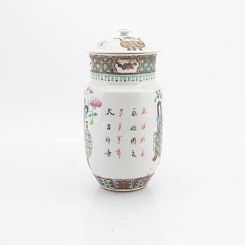 A Chinese vase with cover, 20th Century.