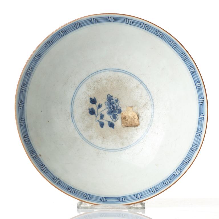 A blue and white bowl, Qing dynasty, 18th Century.