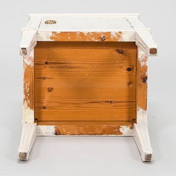 Nattduksbord/sängbord, gustaviansk stil, omkring 1900.