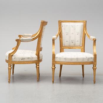 KARMSTOLAR, två stycken snarlika, en av Joseph Ruste (mästare i Stockholm 1772-1792), gustavianska.