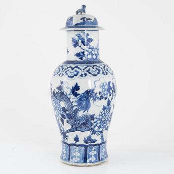 A blue and white 'dragon' vase with cover, late Qing dynasty / around 1900.