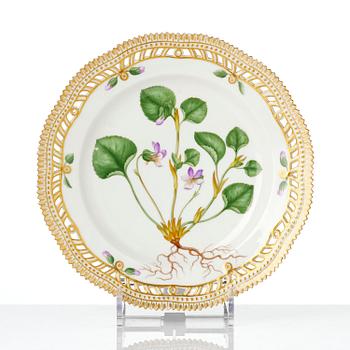 Gallerkorg med fat, porslin. 'Flora Danica', Royal Copenhagen, Denmark, 1900-tal.