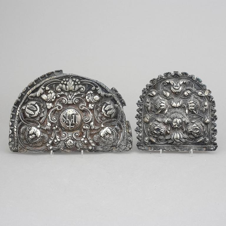 DEKORPLÅTAR, silver, 2 st. 1700-1800-tal. Vikt ca 479 gram.