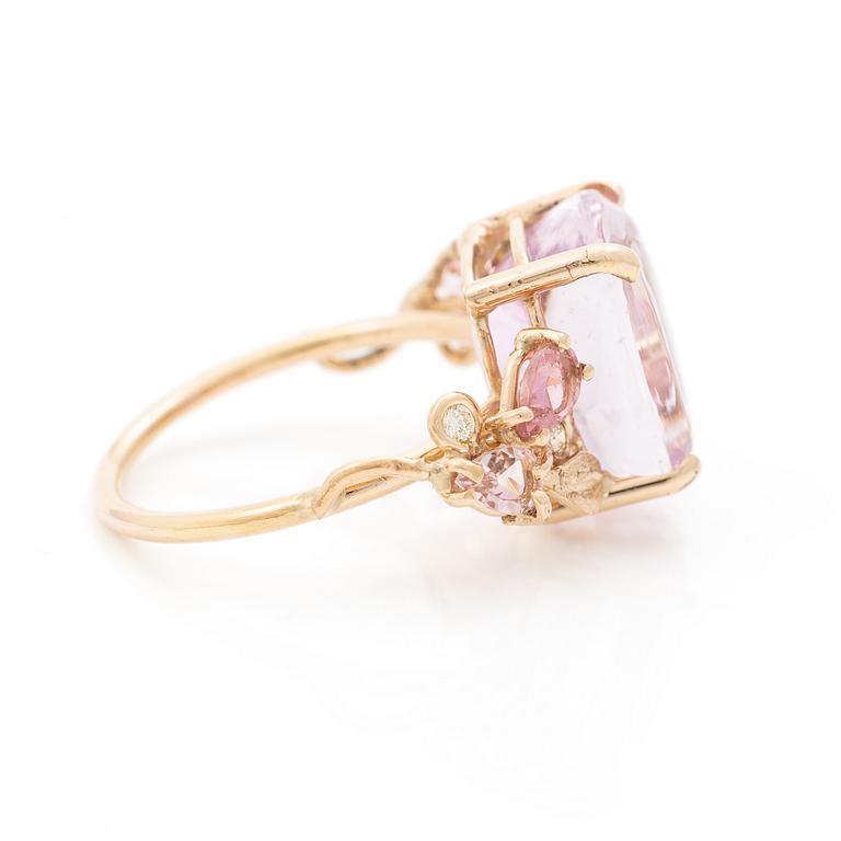 Ring, Mandelstam, 18K gold with an approx. 11.72 ct kunzite, brilliant-cut diamonds and pear-shaped tourmalines.