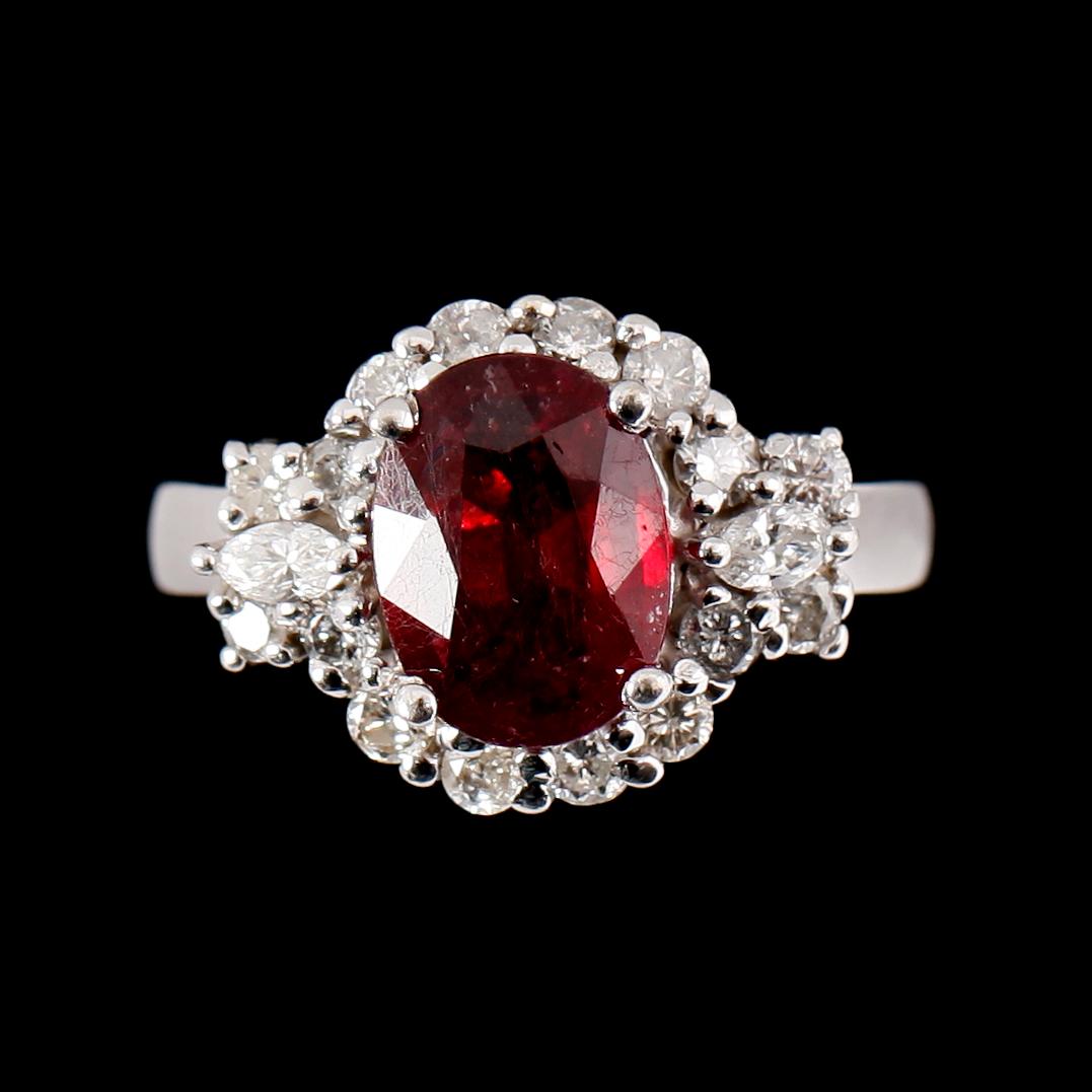 RING, 14 k vitguld, rubin ca 2.50-3.00 ct, navett- och briljantslipade diamanter.