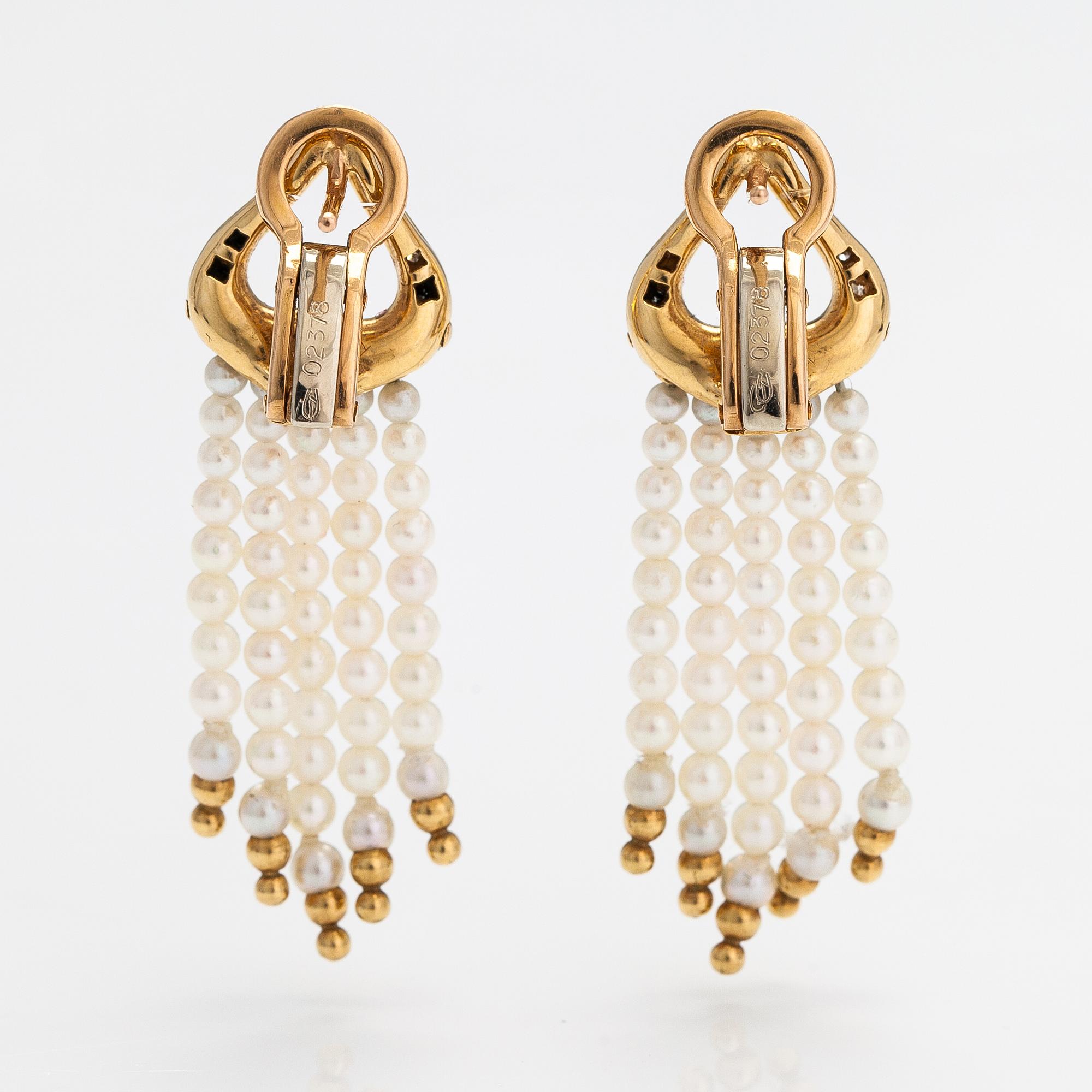 Carrera Y Carrera, a pair of 18K gold earrings with cultured pearls, diamonds ca. 0.20 ct in total and rubies.