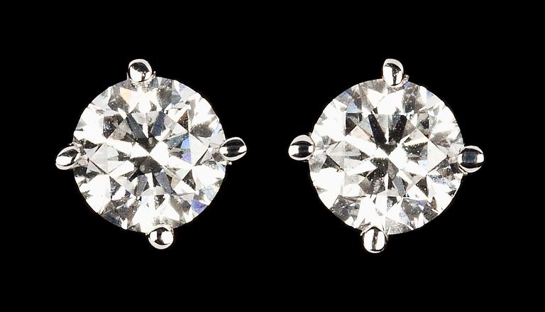 ÖRHÄNGEN, vardera briljantslipade diamant, 0.50 ct /st.