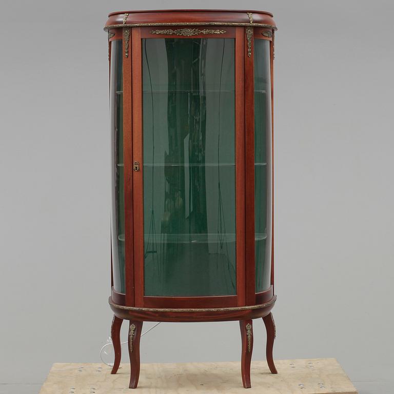 VITRINSKÅP, Louis XVI-stil, 1900-talets andra hälft.